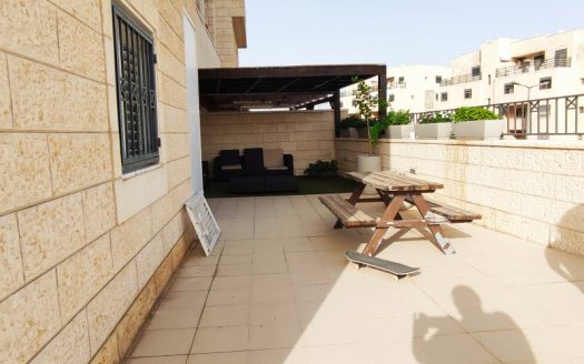 הר חומה – מרפסת ענקית עם דירה גדולה שבקלות ניתנת לחלוקה