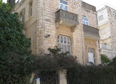 בית אבן היסטורי עם מרפסות בשכונת טלביה, ירושלים