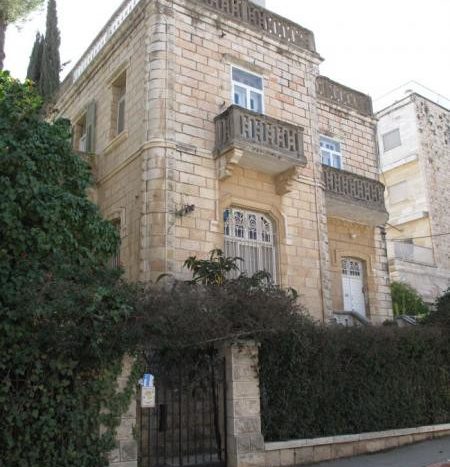 בית אבן היסטורי עם מרפסות בשכונת טלביה, ירושלים