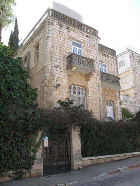 בית אבן היסטורי עם מרפסות בשכונת טלביה, ירושלים